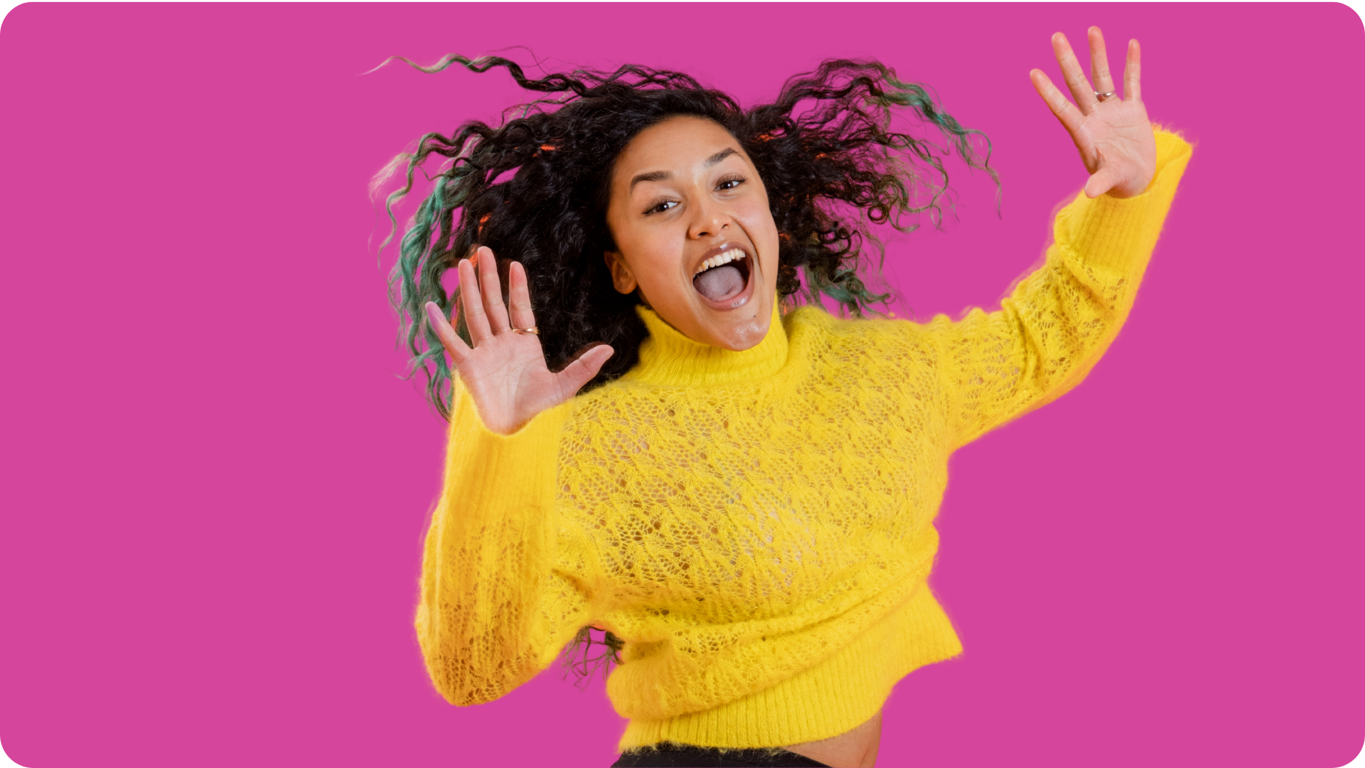 Junge Unternehmerin springt vor Freude in die Luft