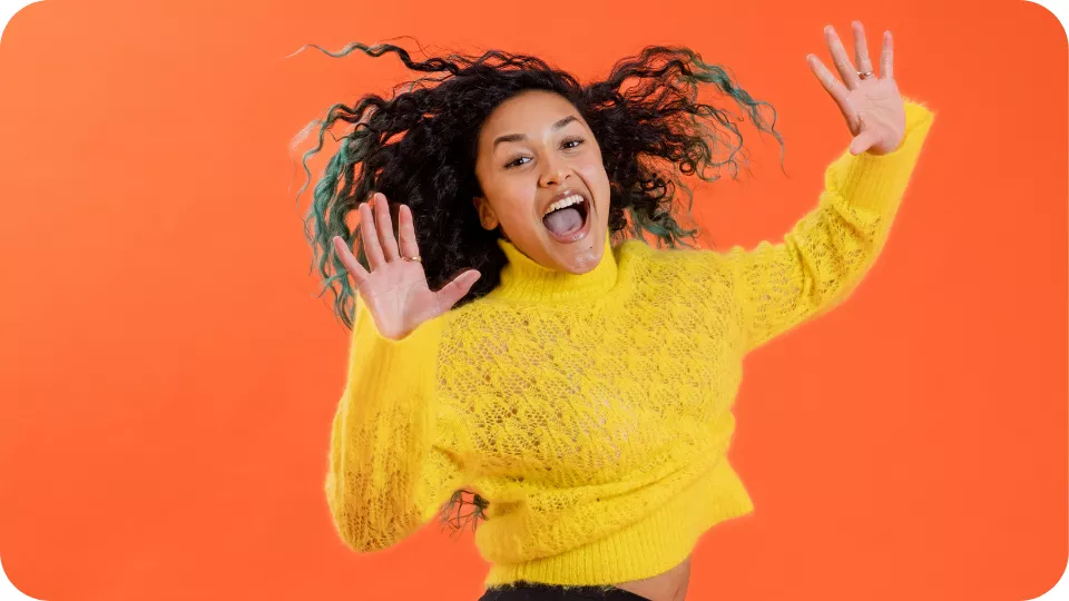 Junge Unternehmerin springt vor Freude in die Luft