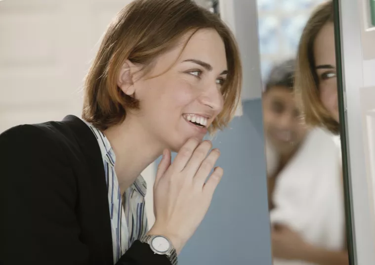 Unternehmerin jubelt über gelungenem Abschluss